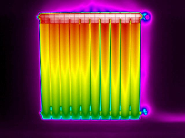 Immagine fototermica di un termosifone con comandi termostatici 